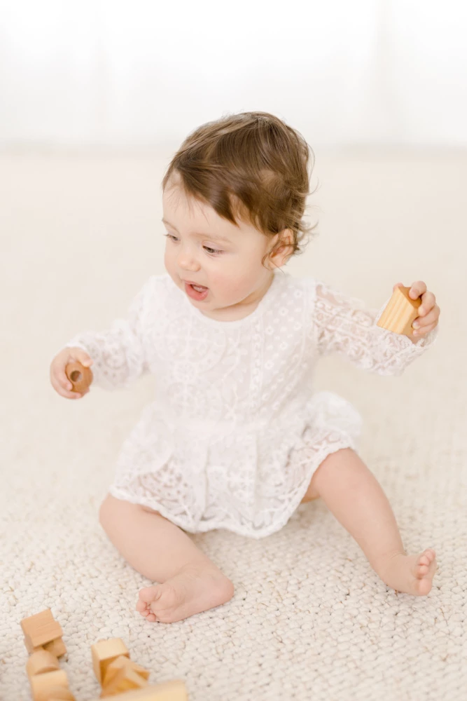 main enfant rose robe beige